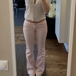 Jeans - Älskar dem här jeansen, men det börjar bli lite små i midjan. De är lågmidjade och har jättefina fickor, färgen är en ljusrosa färg så de är perfekta till sommaren. Jag är 164 och har väldigt långa ben och på mig sitter de superbra