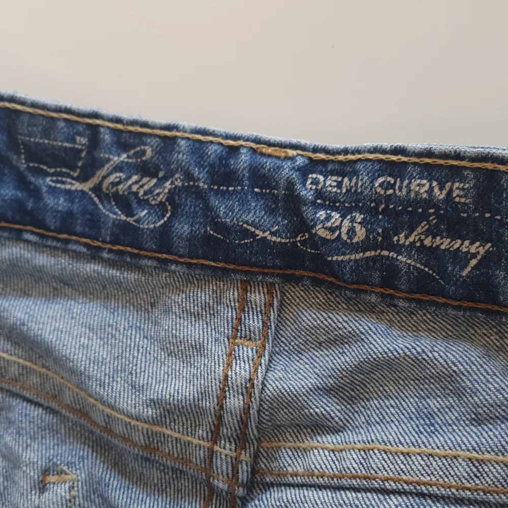 Levis Demi Curve 26 Skinny Jeans. Storlek: W 26 L 32 Begagnat skick, något slitet på lår och knän. Jeans & Byxor.