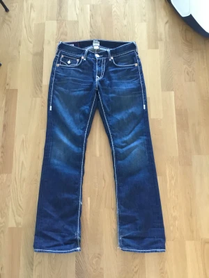 True religion jeans - Tjo säljer dessa feta trueys pga att de har blivit för små!! I bra skick utom att de är slitna på botten lite!!!
