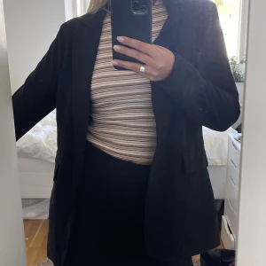 Kavaj  - Svart kavaj. Lite längre i modellen. Storlek 38 men funkar också som en större 36:a. Säljer för 300kr