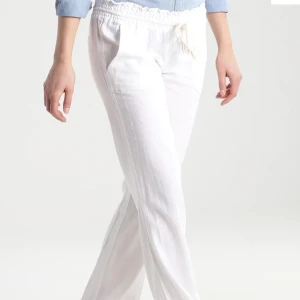 Roxy byxor strl M - Hej jag säljer mina superfina linnebyxor från roxy. Dom har prislappen kvar och endast testade eftersom jag beställde hem två par storlekar och ingen passade. Har bud på 650 