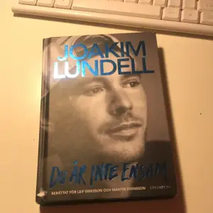 Joakim Lundell bok singnerad av joakim Lundell lite skadad på botten av bokryggen annars bra skick. Väger 279gram 