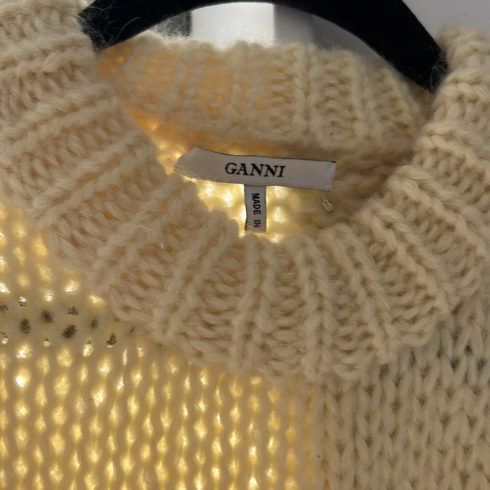 Säljer denna otroligt fina stickade tröjan från GANNI. Den är i ett otroligt fint skick! Nopprar inget, sitter väldigt fint och perfekt nu till sommaren☀️☀️ Jag säljer denna tröjan pga en liten sndvöndningd. Tröjan är alltså endast andvänt några få gånger💓 . Stickat.