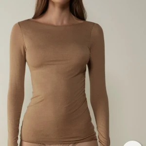 Intimissimi tröja - Så fin tunn cashmir tröja i beige/brun från Intimissimi. Har två i olika bruna färger så säljer ena. 😍😍Fins skick, lite nopprig. Skriv för fler bilder på skicket.