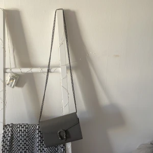 Väska - Säljer denna söta väska då den inte kommer till användning längre. Inte använd alls mycket och i fin skick