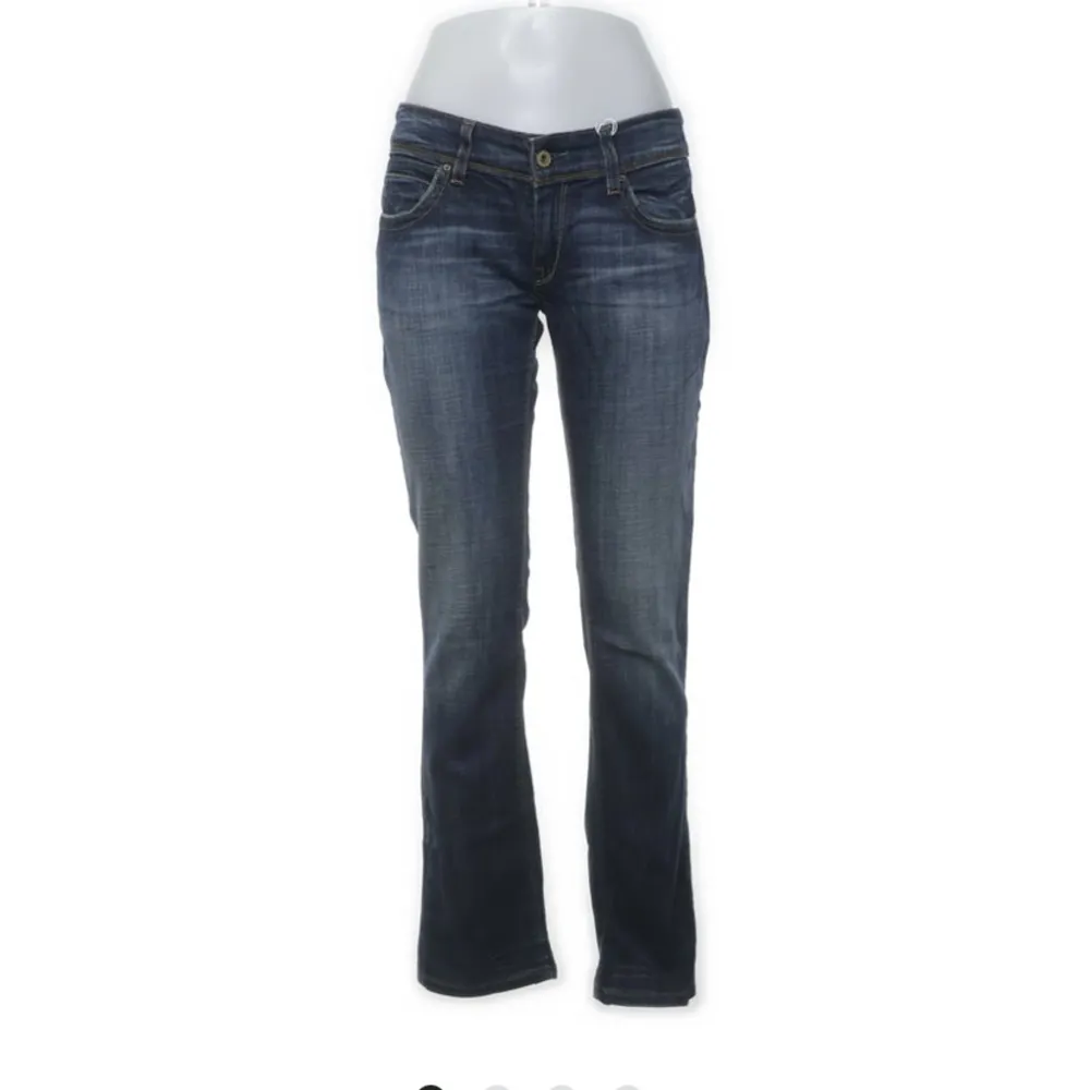 Super snygga låga jeans som jag köpt på Sellpy, dom var tyvärr för små vid rumpan❤️. Jeans & Byxor.