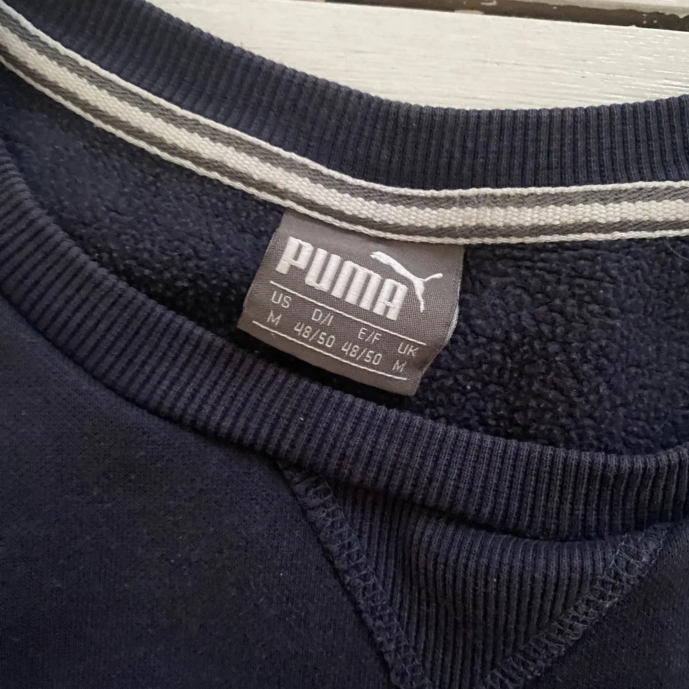 Mörkblå Puma sweatshirt som jag inte får användning av tyvärr. Nyskick!. Hoodies.