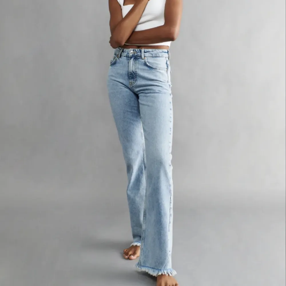 Ett par jeans från Gina Tricot i modellen full length flare💕 använda sparsamt och säljs för att de inte kommer till användning💕(bild från Gina Tricots hemsida). Jeans & Byxor.