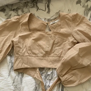 Beige topp - Beige topp med knyt i ryggen från NA-KD strl. 36🤍  Helt oanvänd