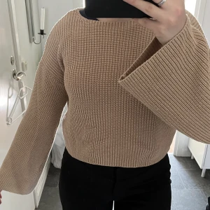 Stickad tröja - Jättefin stickad tröja från NA-KD.🤎