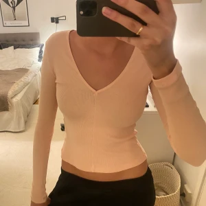 Rosa tröja  - Mycket fin ribbad, ljusrosa och tunn tröja från Chiquelle.  Aldrig använd inga defekter