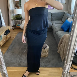 Svart elastisk långkjol🎮🎮🎮 - För kort för mig som är 173 men alltid har klackar! Den är en M men sitter mer som S enligt mig! Så skönt elastiskt material och sitter så smickrande! Det är ett stretchiga band i midjan så man kan ha den både hög och lågmidjat🖤