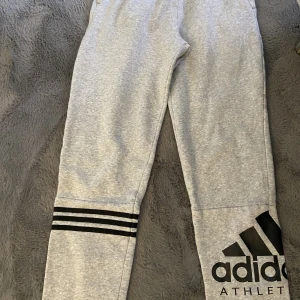Adidas mjukisbyxor - Storleken är oklar men passar mig som har storlek s/m/36 i byxor !