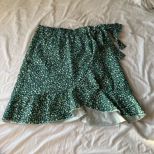 Volangkjol - En grön volangkjol med mönster. Har även ett knyte högst upp vid resonen. Används inte längre. Passar nästan alla storlekar