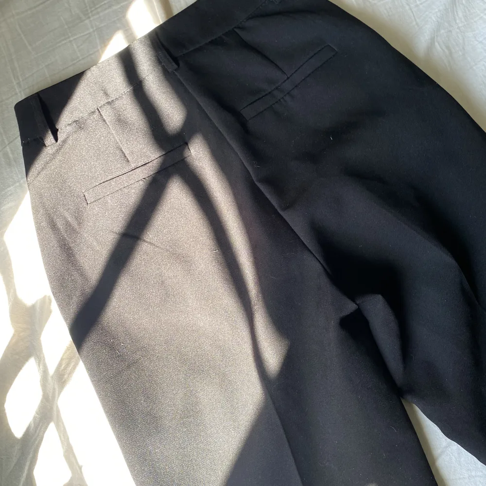 Svarta kostymbyxor från Only. Använd några gånger, fint skick! Otroligt fina och sköna.. Jeans & Byxor.