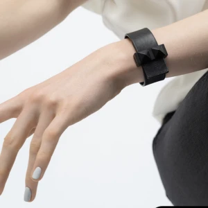 Läderarmband Skultuna  - Jag säljer mitt oanvända Skultuna armband då jag fick två likadana när jag fyllde år. Nypris 1298kr.  Clasp-armbandet är tillverkat i äkta italienskt läder och är svart. Armbandet är justerbart i två längder. Bredd 23mm 