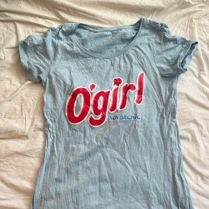 T-shirt  - T shirt m tryck ! I en baby blå färg ! 💝💝