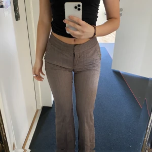 Världens smickrande kostymbyxor  - Seriöst VÄRLDENS mest smickrande par kostymbyxor. ÄLSKAR dessa, däremot måste jag sälja dem för att dem är lite för små i midjan på mig😫😫 varit favoritparen länge. Storlek 34. Är 168 lång, skulle säga de passar en som är kortare då de är lite korta på mig