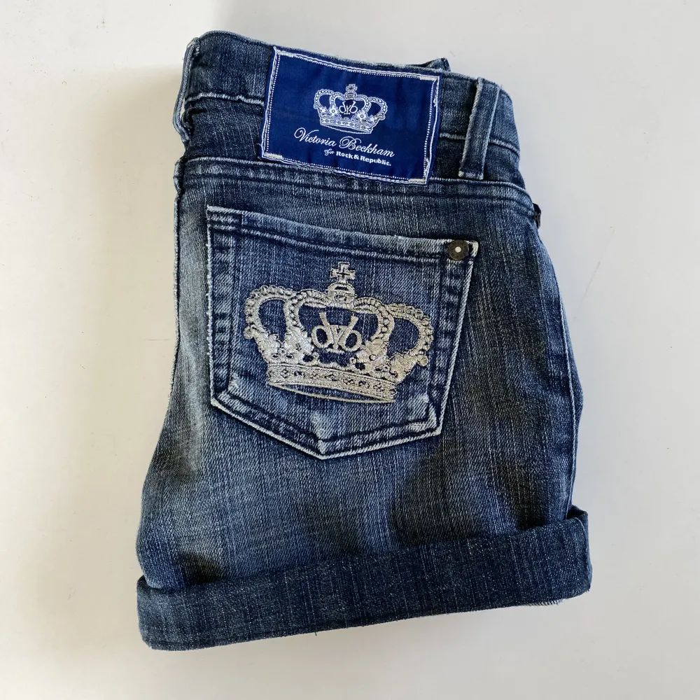 Victoria beckham shorts jättefint skick och skitsnygga, men tyvärr alldeles för små för mig 😔🥂. Jeans & Byxor.