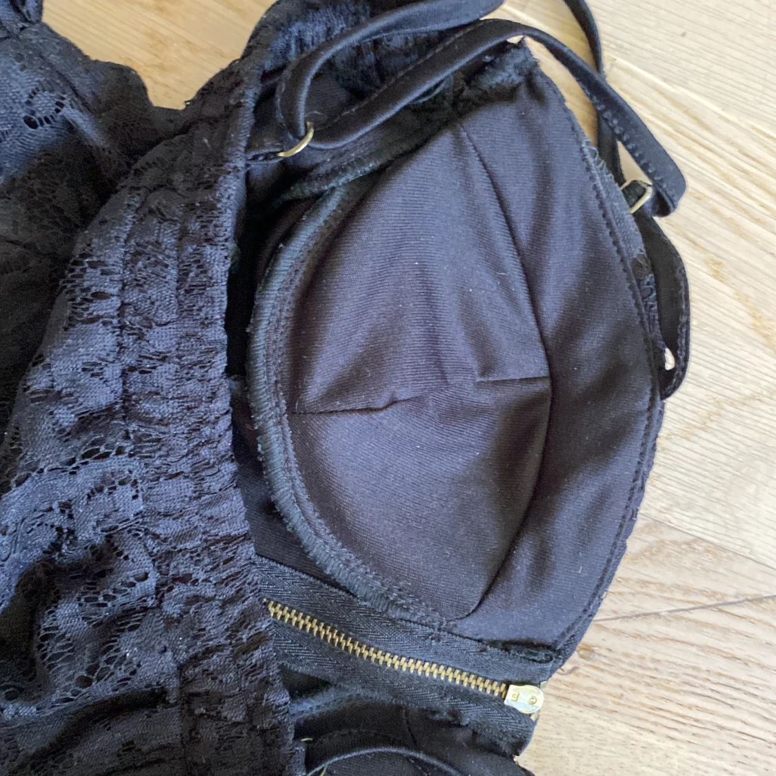 Kort svart klänning med fungerande dragkedja  - 90