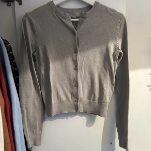 grön cardigan - grön cardigan från h&m. använd men har inga defekter. svårt att få färgen på bild men den är ljust grön i verkligheten.