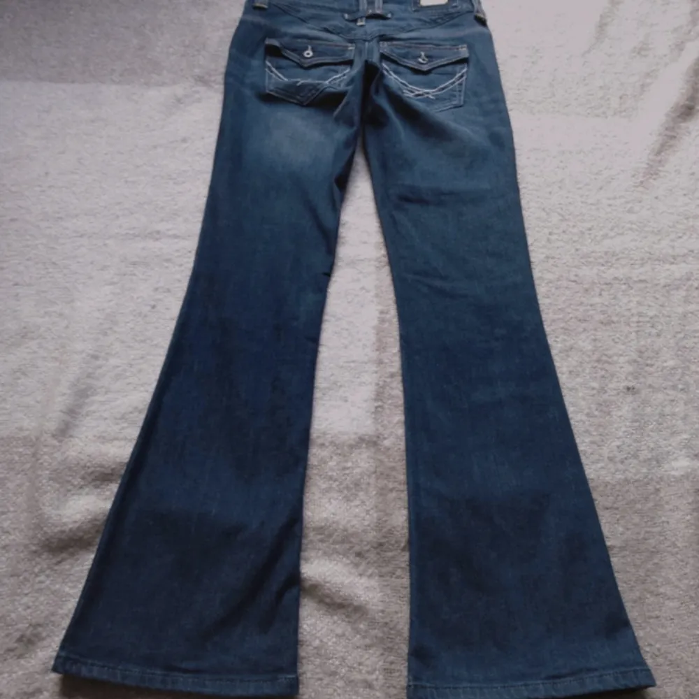 Så otroligt snygga lågmidjade bootcutjeans med detaljer på! Önskar att dom hade varit i min storlek men dom är för små och säljer därav❤️. Jeans & Byxor.