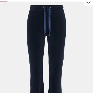 cecilia velour trousers - Säljer mina mörkblåa gina tricot byxor. Storlek s-m passar dom.