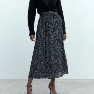 LÅNGLJOL - Långkjol från Zara! Aldrig använd i vilket lappen är kvar (se för originalpris). Skriv gärna för mer info :) 