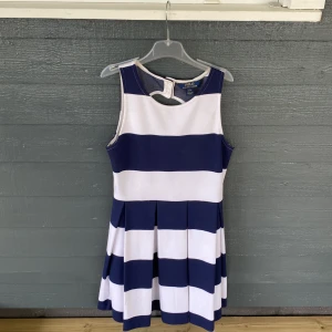 polo ralph lauren klänning  - En klänning från Polo Ralph Lauren. I fint skick (endast använd en gång) Finns ej kvar att köpa ny💕Pris kan diskuteras 