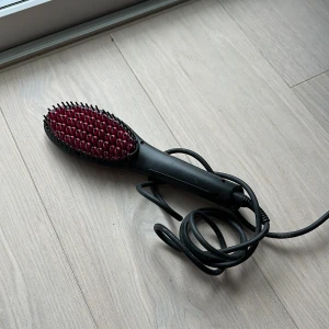 Platt borste  - Plattborste som kommer värme. Funkar hur bra som helst knappt använd heller för den delen så bra kvalite. 