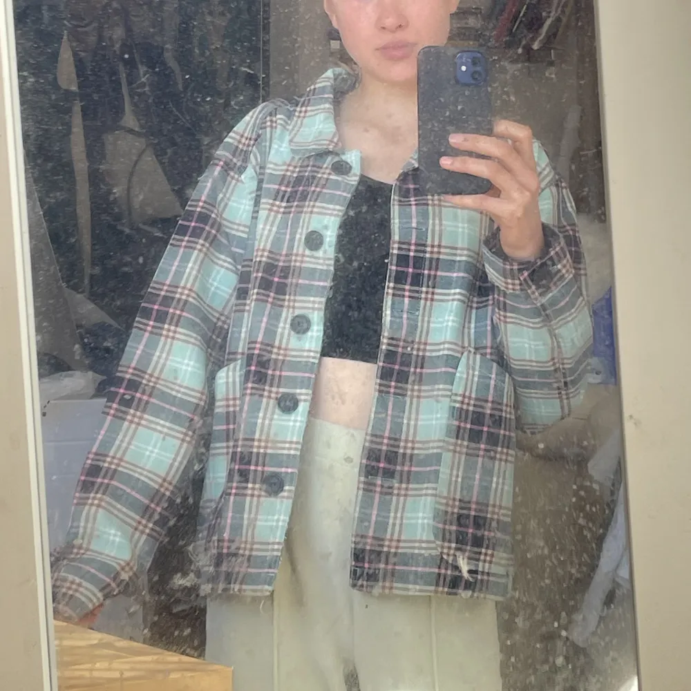 Monki jeansjacka i storlek M! Jättefin och passar perfekt som vår/sommar/höst jacka. Hel och ren, älskar fickorna och detaljer.. Takit.