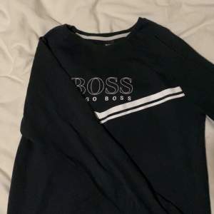 Hugo boss sweatshirt storlek M svart och vit nypris 999kr