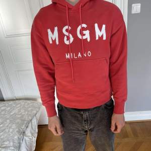 Röd msgm hoodie Storlek xs men passar även s, köpt för 1300 Vill bli av med den då jag inte använder den längre  