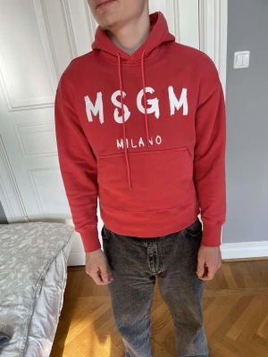 Msgm hoodie  - Röd msgm hoodie Storlek xs men passar även s, köpt för 1300 Vill bli av med den då jag inte använder den längre  