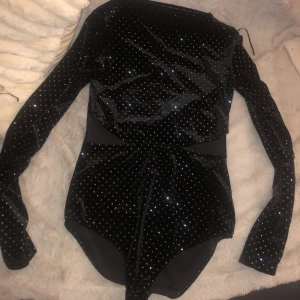 Body festbody glittrig body - Fin glittrig body!  Storlek M 50kr