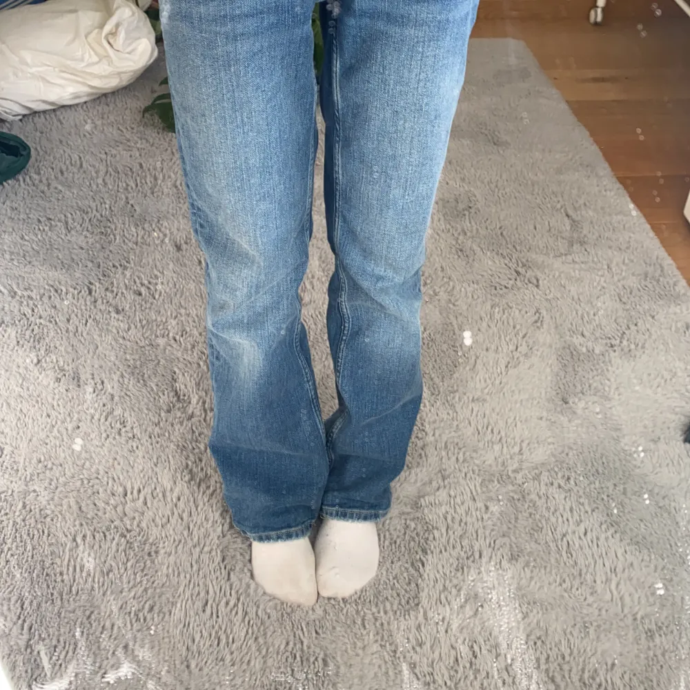 Blåa bootcut jeans från Young Gina. Jättefina och stretchiga. Säljer mycket, mycket billigare än vad jag köpte dem för🤍🤍. Jeans & Byxor.