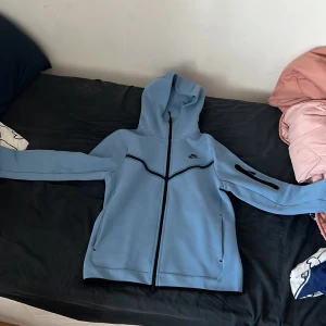 Nike tech fleece - En oanvänd Nike tech fleece till salu. Den är äkta. 
