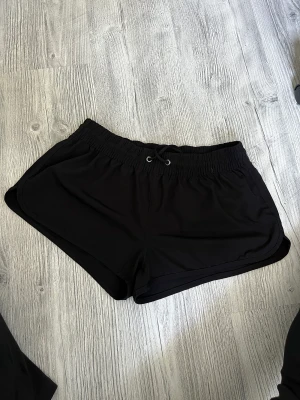 Badshorts - Svarta badshorts  40kr/st Första bilden är M passar S Och andra bilden är Xs