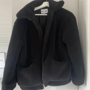 Teddyjacka Nakd - Mysig teddyjacka från nakd med krage. Fickor fram och inga tecken på användning 💗