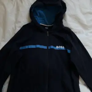 Säljer min boss zip hoodie pågrund av att den är för liten, använd 2-3 gånger, fint skick! Färg mörk blå