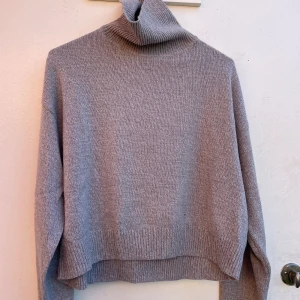 Grå Stickad tröja HM - För liten tröja, köpt på HM i storlek S💕