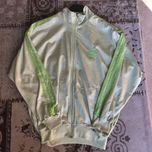Adidas tracksuit - Säljer denna super fina vintage adidas tracksuit överdel i suveränt skick!<3