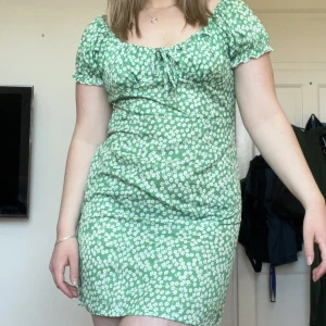 Grön sommarklänning  - Somrig grön klänning, storlek M