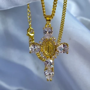 CZ diamond Cross Necklace  - CZ Diamond Cross Halsband.Vackert detaljerade i zirkonkristaller för att skapa en vacker design. En perfekt present till dig själv eller någon du älskar.  MATERIAL: Hänge: Zirkon, Mässing, 18k guldpläterad Kedja: 18k guldpläterad, rostfritt stål