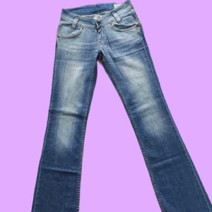 Lee lågmidjad damjeans  - Säljer den för att den var för lång för mig