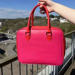 FRI FRAKT📦 Rosa Lancôme väska, tror att det är en sminkväskan i grunden men har aldrig använts som det. Den rymmer mycket och ser riktigt Aesthetic ut. Den har både barbie rosa och lite mer åt aprikos rosa i en nästan lite color blockning effekt. 