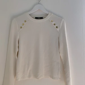 Vit tröja med guldknappar  - Vit tröja med guldknappar 