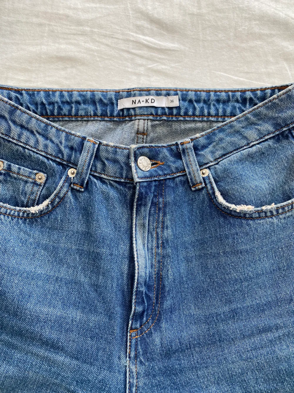 Säljer dessa skit snygga och sköna jeansen från NA-KD i storlek 36 . Jeans & Byxor.