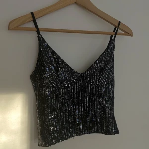 Festtopp   - Säljer oanvänd festtopp från zara🖤