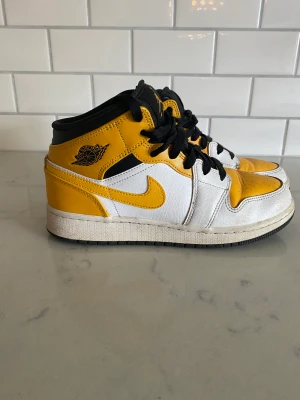 Air Jordans - Säljer mina skit snygga, gula air jordans 1! Har tyvärr ingen box eller kvitto från när jag köpte men jag kan garantera att dom ör äkta, st 37,5, köpare står för frakt!